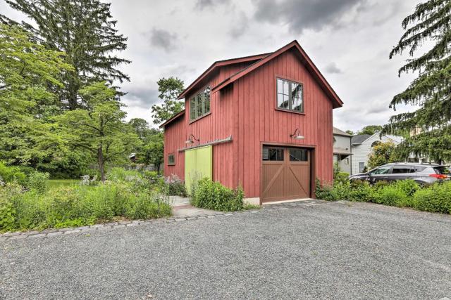 Barn-Like Studio Suite with Flowering Garden!