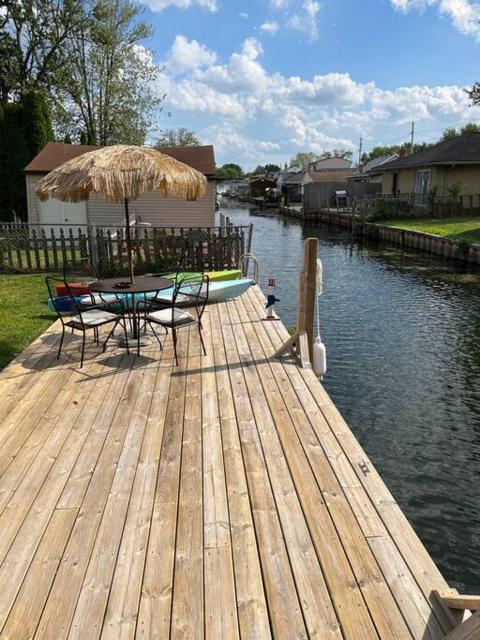 Waterfront Lake Saint Clair Lodge