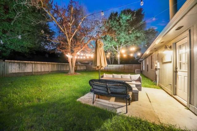 IAH Place: 4 bed, patio-sleeps 8+