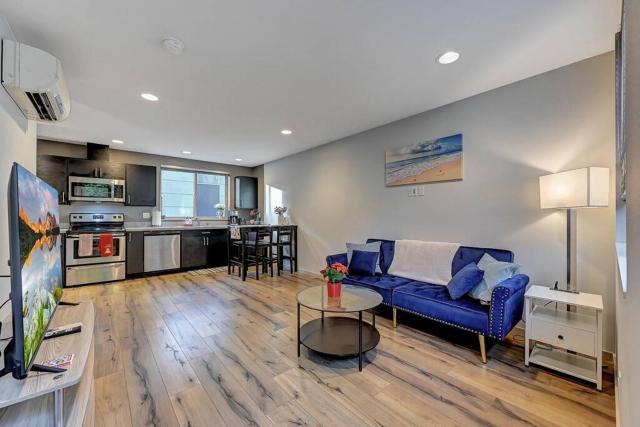 Modern 3 BR Townhouse just steps to Alki Beach