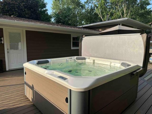 Hot tube/Large Yard 20min to beach!