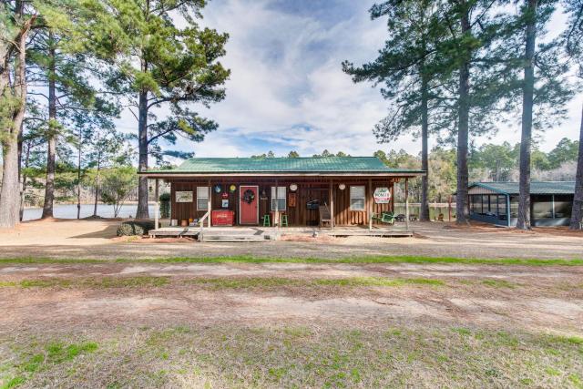 Georgia Lakefront Cabin with Fire Pit and Grills!