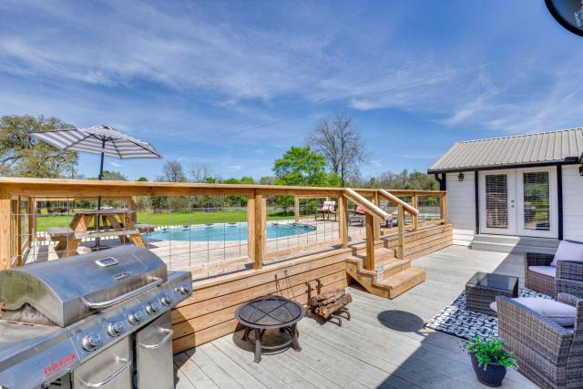 Grapeland Farm Retreat with Pool, Grill and Fire Pit