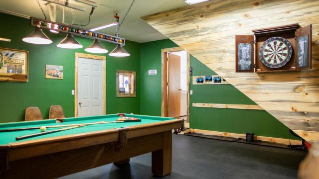 Hot tub, Pool Table, Rv Parking!