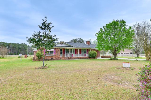 Quiet and Cozy Rembert Home about 9 Mi to Air Force Base