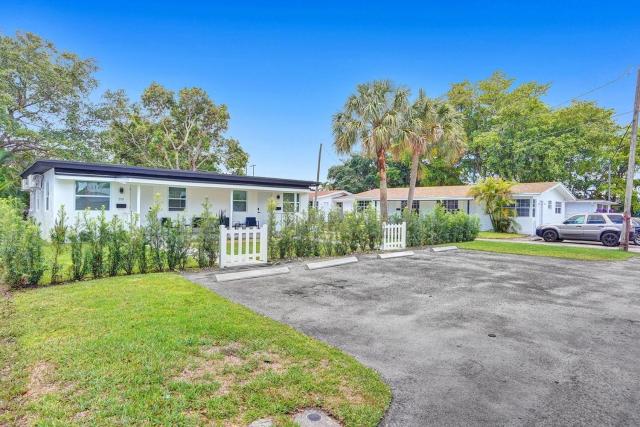 Hallandale Beach Modern apartment Chic Backyard