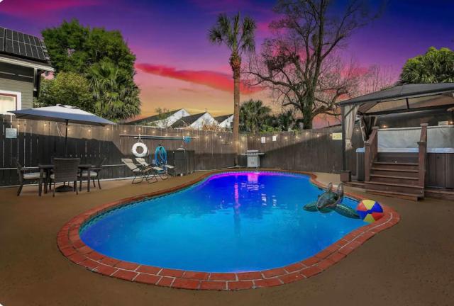 Luxury house with pool and hot tub