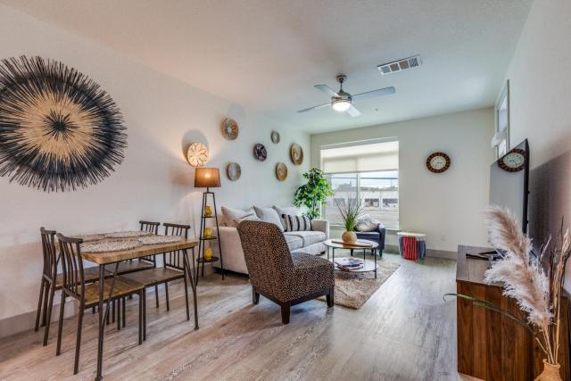 Trendy Condo on Riverwalk Free Parking Pet Friendly Centrally Located on the Riverwalk