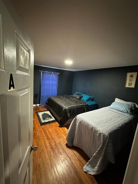 Fidelia Amethyst Room, King Bed and Twin Bed with Private Bathroom Minutes From Newark Liberty International Airport and Newark Penn Station