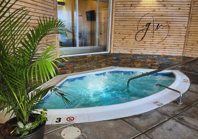 Cozy Villa 3 mins to Mohegan- Fully Stocked with King Bed & Fireplace- Jacuzzi, Saltwater Pools, Sauna