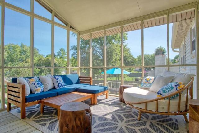 Modern-Sunroom-15min to DwnTwn-Grps-Kids-Firepit