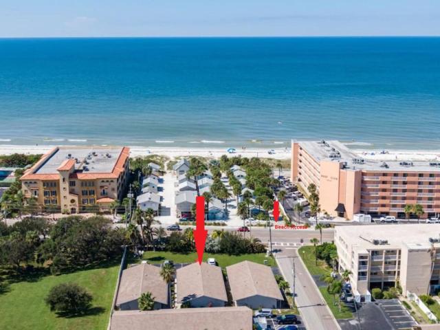 Damage Free & Across the Street to Beach Access in Indian Rocks Beach! - Spanish Villa's Suite 54