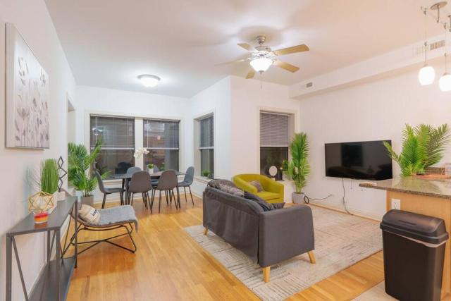 Cozy 3BR Hyde Park Oasis Near UChi, Shops & Dining