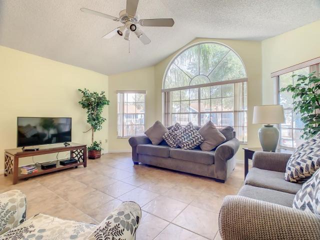 Quaint Getaway! 3 Bedroom Condo Near Disney Parks!