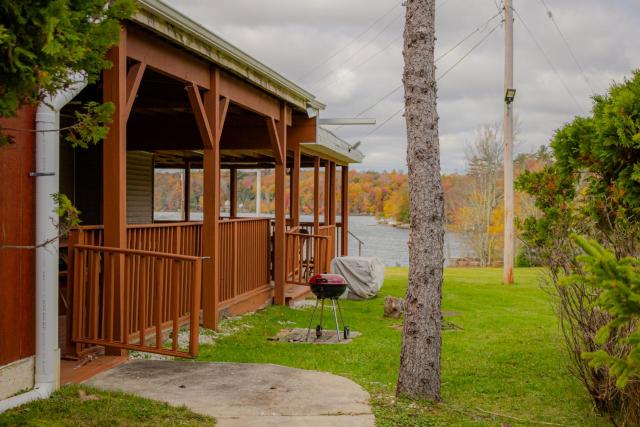 5BR Lakefront Dock Retreat