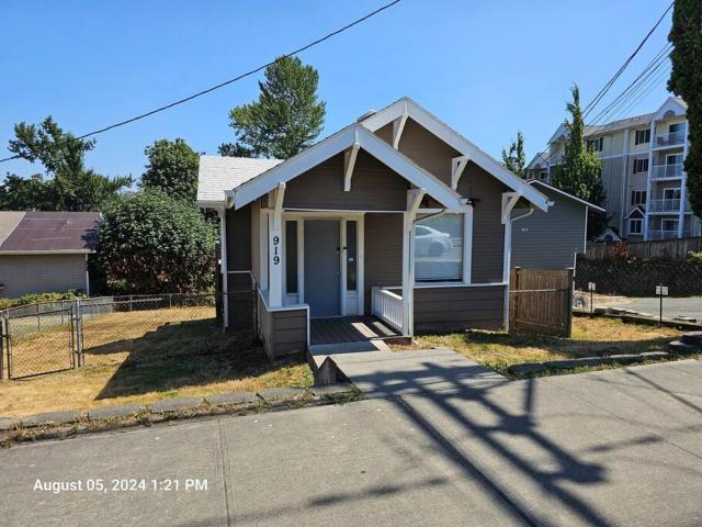 Tiny Bungalow in Everett!