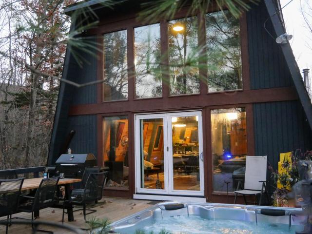 Luxury Chalet - 1 mile to Hunter Ski Resort- Hot Tub - Pets stay free