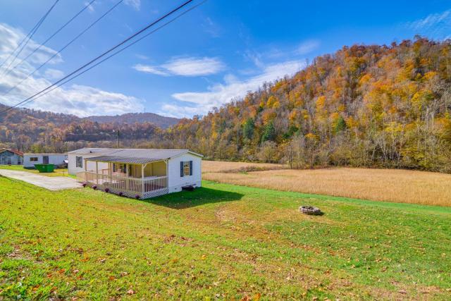 Near Hunting and Hiking - Home with Deck in Oneida!