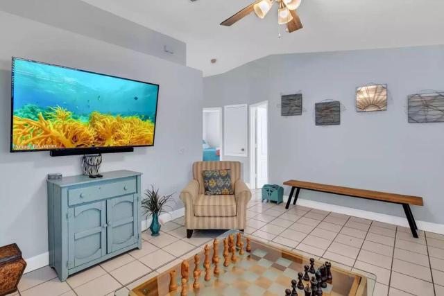 Cheerful 2 bedroom that is close to the water