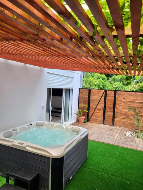 Jungle Room 3000 x Jacuzzi Privé - 2 personnes