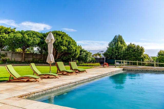 Serene, Thatched Apartment in Noordhoek, Cape Town