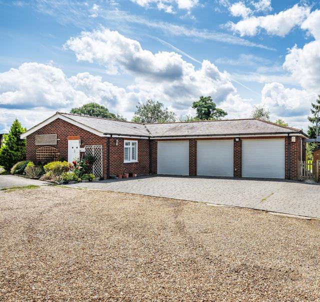 Detached bungalow for 4 guests and equestrian