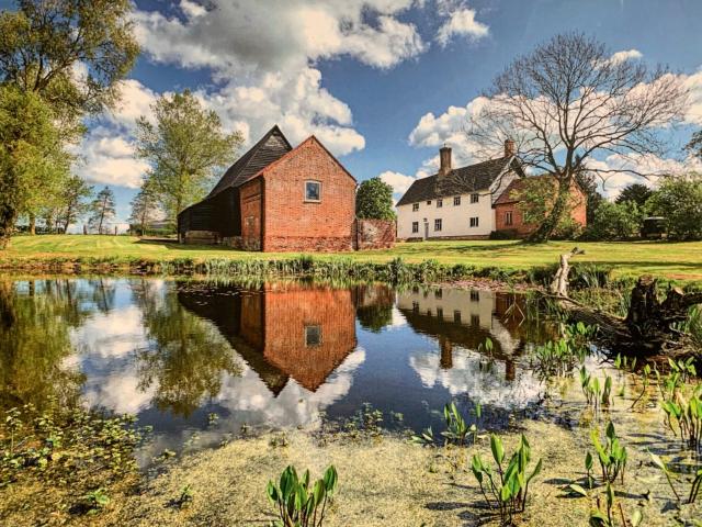 Farmhouse in Halesworth, Suffolk with hot tub and wild swimming