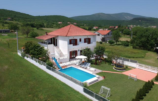 Villa Matulovic with pool, playground and game room, Sinj