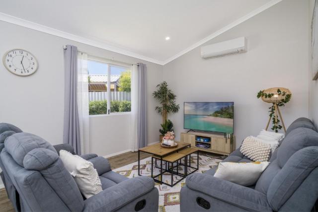 Bright and Spacious 2-Bed Thornlie Family Home