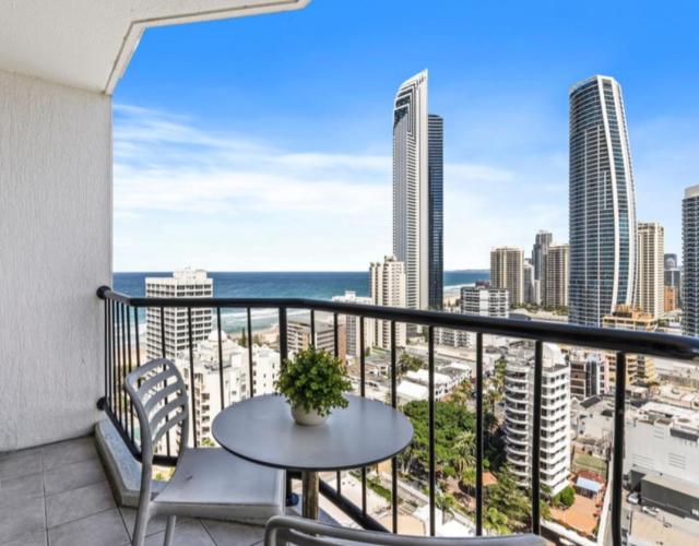 Beach-facing studio apt in Surfers Paradise