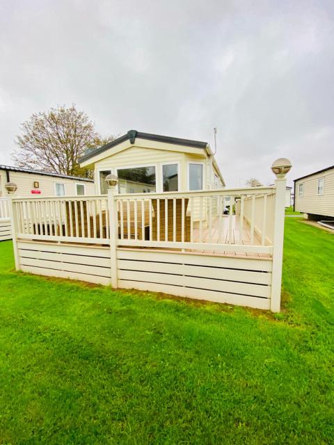 Caravan at Dawlish Warren on a quiet park with outside space