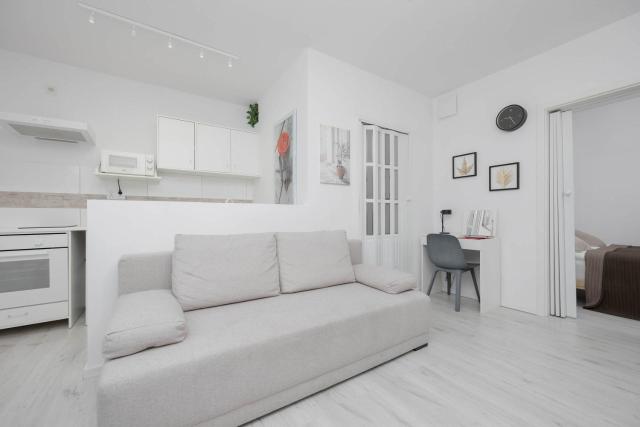 Jasny Apartament z Tarasem i Parkingiem by Noclegi Renters