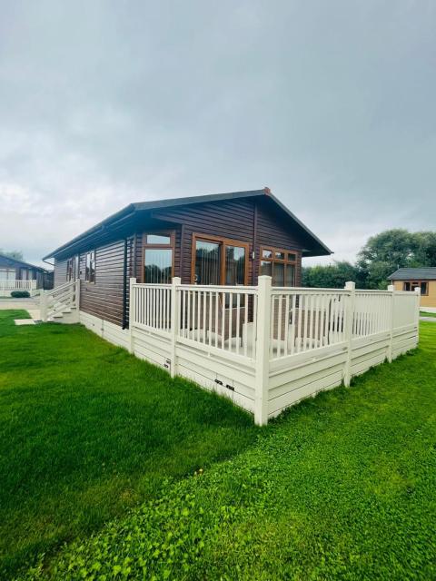 Ness Lodge with Hot Tub