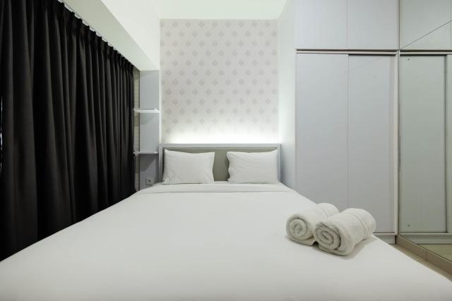 Modern White Studio at Springlake Summarecon Bekasi Apartment By Travelio