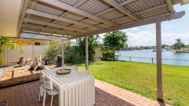 Lowset home on the canal - Dolphin Dr, Bongaree