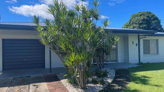 Lowset home with attached Granny Flat - Doomba Dr, Bongaree