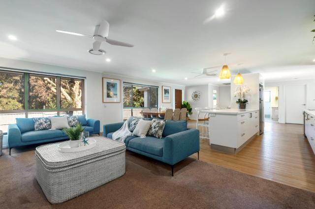 Endless Summer Beach Retreat-pet friendly, walk to shops