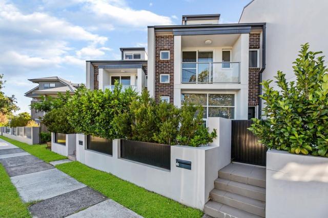 Spacious & Modern Townhouse in Asquith