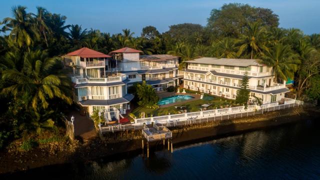 Stone Wood Riverfront Resort, Siolim