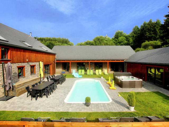 Villa with heated outdoor pool and sauna