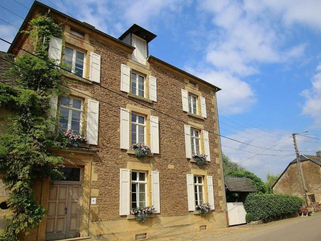 Unique Holiday Home in Virton with Jacuzzi