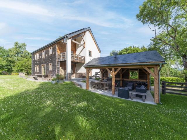 Spacious villa in Freyneux with garden