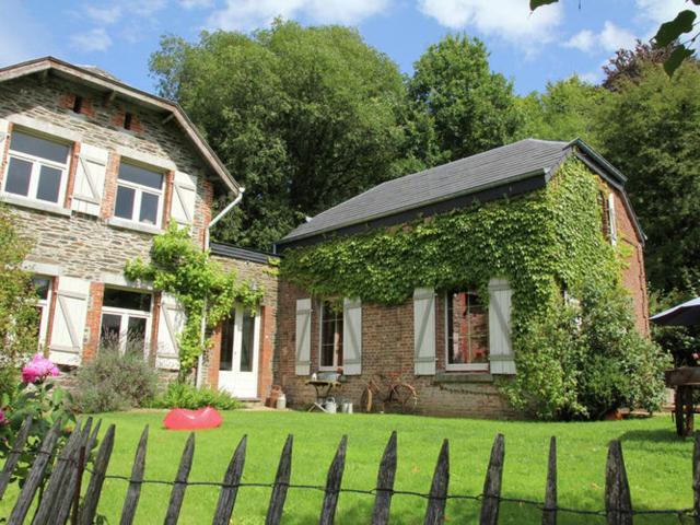 Spacious Cottage with Backyard and Large Garden