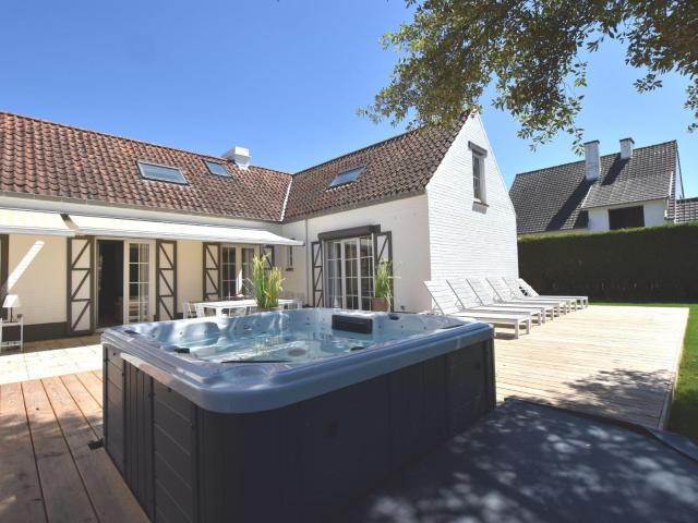 Luxury Villa in Sint Idesbald with Jacuzzi