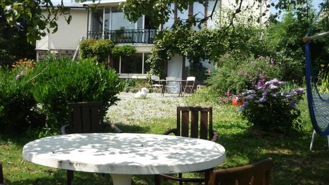 DINANT La Bergeronnette avec la chaleur du feu de bois et le jardin