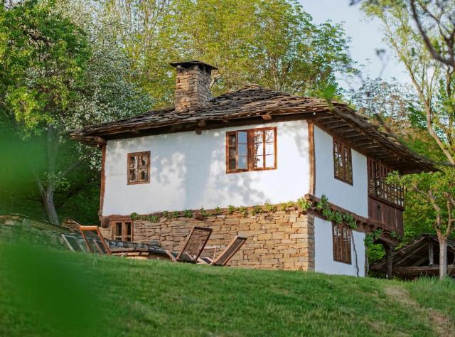 Authentic House with Stunning Mountain View - Karashka