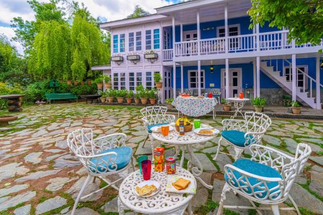 StayVista at Violet Hill with Bonfire, Gazebo & Hill View