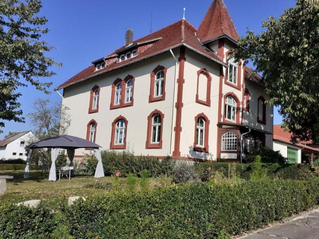 Lovely Farmhouse in Friedrichsfeld with Garden