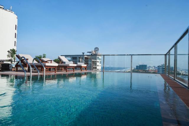 Sofiana My Khe Hotel & Spa- Rooftop Pool Bar