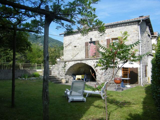 Cosy holiday home on the river Le Lignon